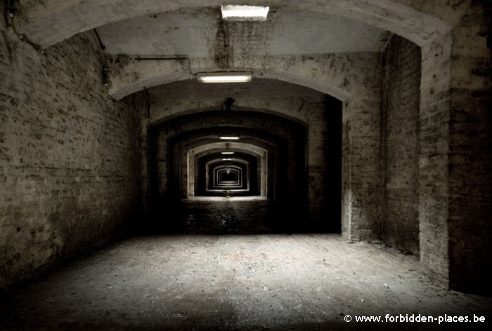 La crypte abandonnée - (c) Forbidden Places - Sylvain Margaine - Le long couloir