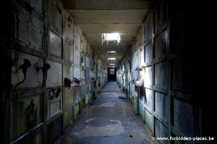 The abandoned crypt - (c) Forbidden Places - Sylvain Margaine - Northern gallery