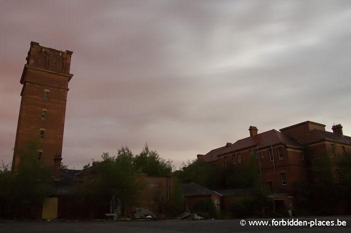 Hellingly hospital (East sussex mental asylum) - (c) Forbidden Places - Sylvain Margaine - Outside view at dusk