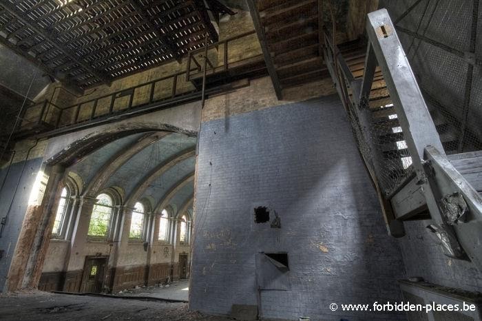 Hellingly hospital (East sussex mental asylum) - (c) Forbidden Places - Sylvain Margaine - The theater, from the wings