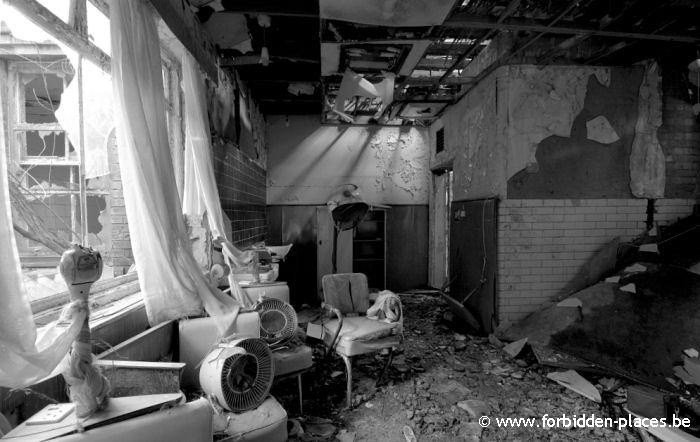 Hellingly hospital (East sussex mental asylum) - (c) Forbidden Places - Sylvain Margaine - Le salon de coiffure