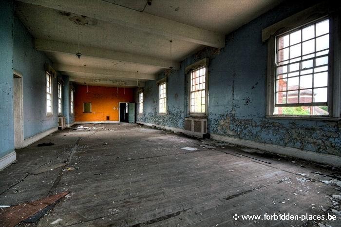 Hellingly hospital (East sussex mental asylum) - (c) Forbidden Places - Sylvain Margaine - A common room upstairs