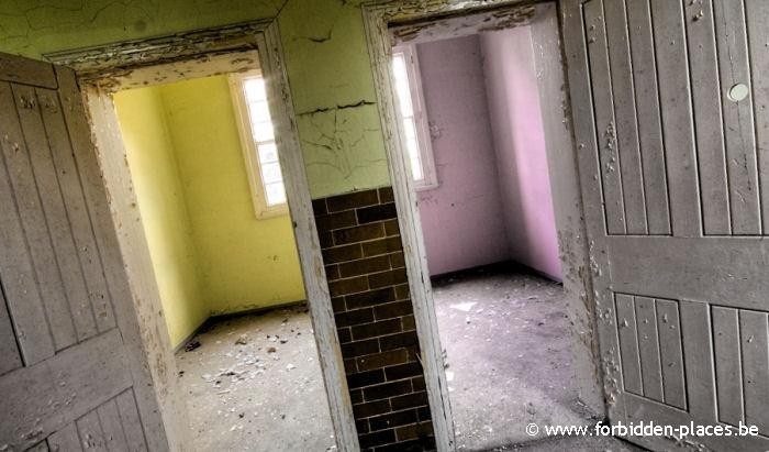 Hellingly hospital (East sussex mental asylum) - (c) Forbidden Places - Sylvain Margaine - The Yellow and Rose cells.