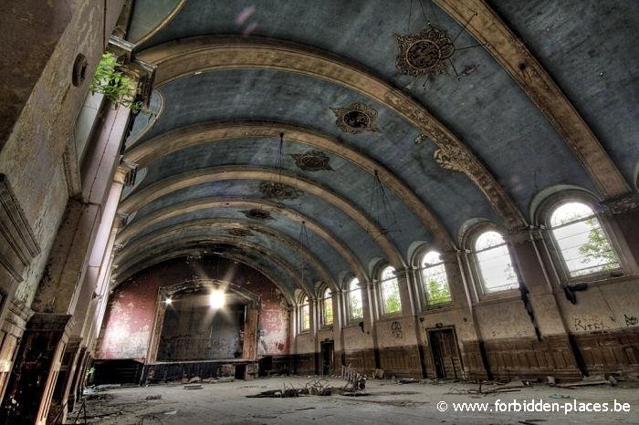 Hellingly hospital (East sussex mental asylum) - (c) Forbidden Places - Sylvain Margaine - The theater, again