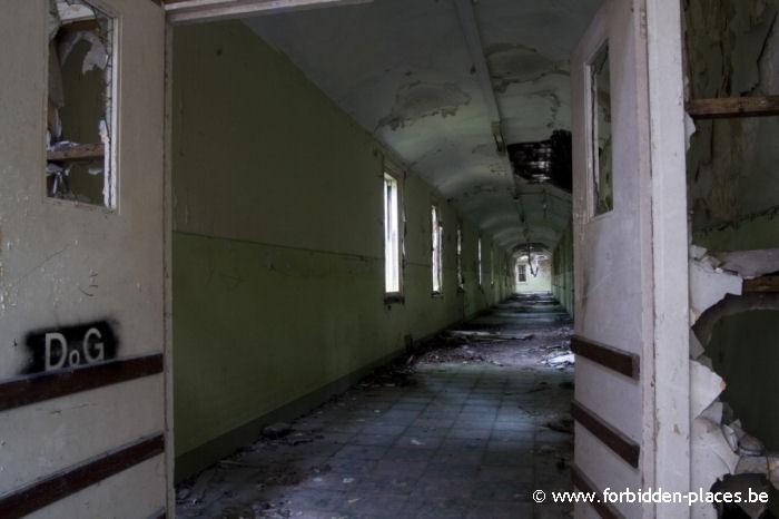 Hellingly hospital (East sussex mental asylum) - (c) Forbidden Places - Sylvain Margaine - Corridor linking two buildings