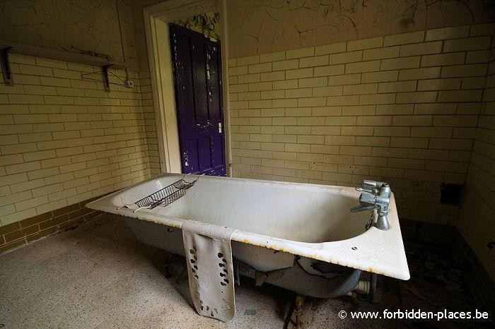 Hellingly hospital (East sussex mental asylum) - (c) Forbidden Places - Sylvain Margaine - Bath time!