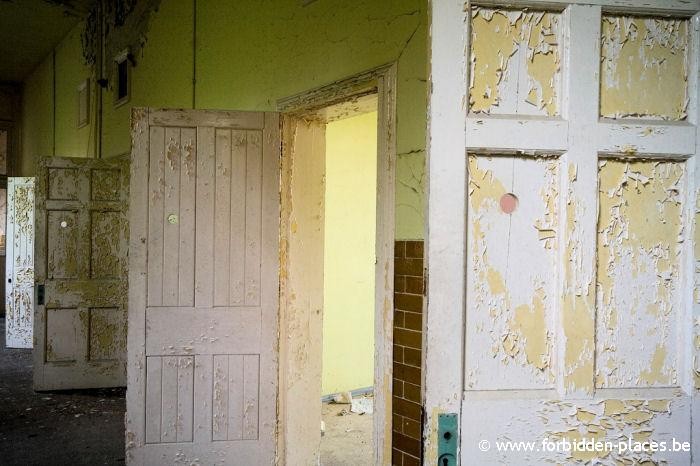 Hellingly hospital (East sussex mental asylum) - (c) Forbidden Places - Sylvain Margaine - Peepholes