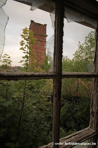 Hellingly hospital (East sussex mental asylum) - (c) Forbidden Places - Sylvain Margaine - Asylum's engineering tower