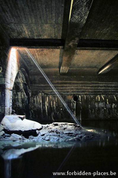 Brussels underground sewers and drains system - (c) Forbidden Places - Sylvain Margaine - Well with ladder leading to the underground river Senne