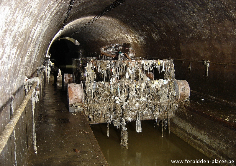 Las alcantarillas de Bruselas - (c) Forbidden Places - Sylvain Margaine - A dirty 'gate car' (did not find a better tanslation!) This car cleans the sewers by increasing the water flow.