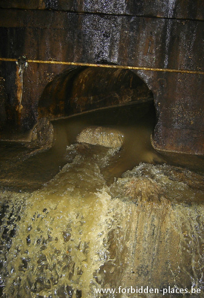 Brussels underground sewers and drains system - (c) Forbidden Places - Sylvain Margaine - Egg-shaped tunnels below the Van Praet bridge