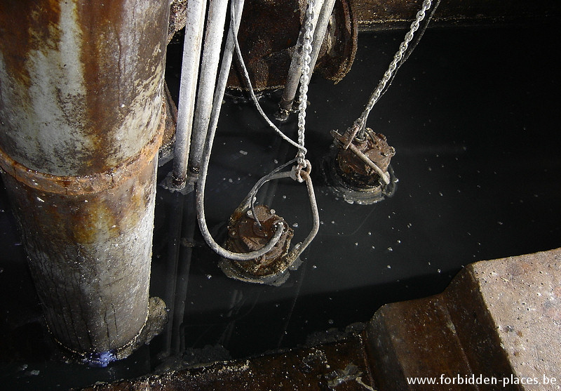 Brussels underground sewers and drains system - (c) Forbidden Places - Sylvain Margaine - Forcing back system.