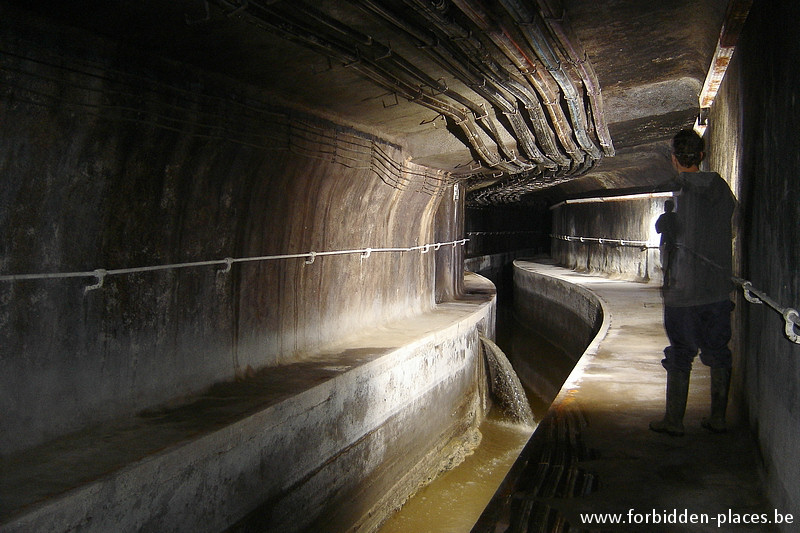 Brussels underground sewers and drains system - (c) Forbidden Places - Sylvain Margaine - Discharge machines to a huge basin just below.