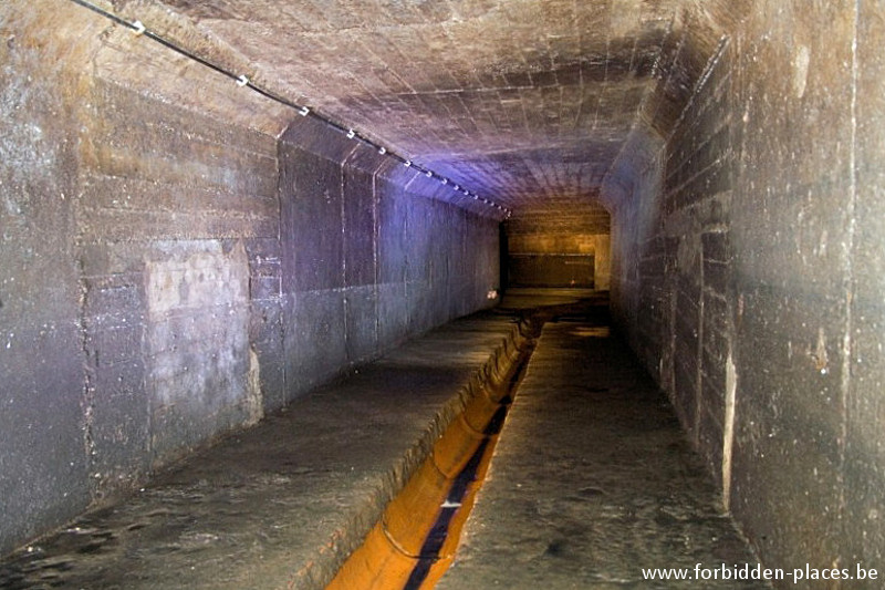 Las alcantarillas de Bruselas - (c) Forbidden Places - Sylvain Margaine - Lights in a side tunnel