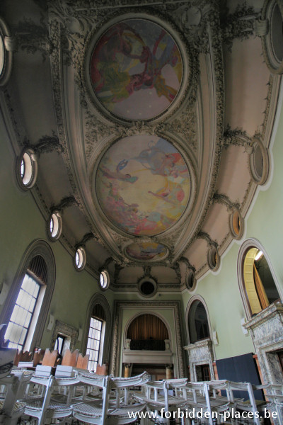 La ópera de los diamantes - (c) Forbidden Places - Sylvain Margaine - Foyer again. The painting on the ceiling, that has the same title as the one in the large hall (Rythmus) is by Emile Vloors.