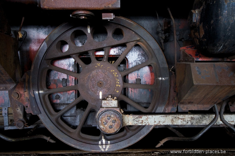 Le cimetière de locomotives - (c) Forbidden Places - Sylvain Margaine - Les roues de ces locos sont magnifiques