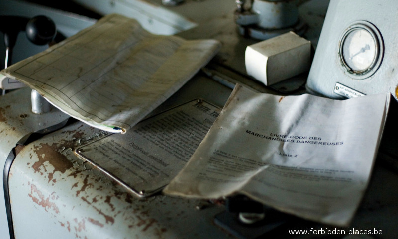 El cementerio de locomotoras - (c) Forbidden Places - Sylvain Margaine - the book describing the dangerous goods