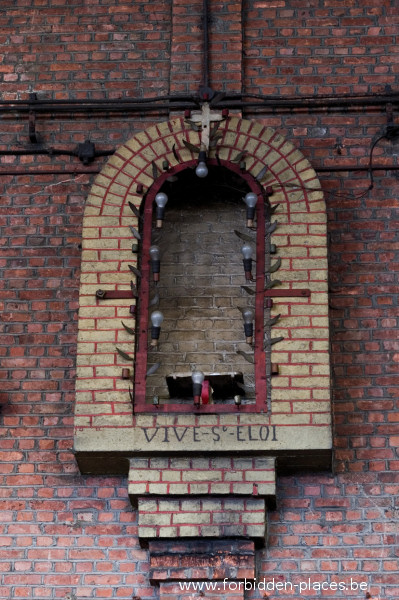 El cementerio de locomotoras - (c) Forbidden Places - Sylvain Margaine - A niche for St Eloi, protecting the workers. The statue has disappeared.