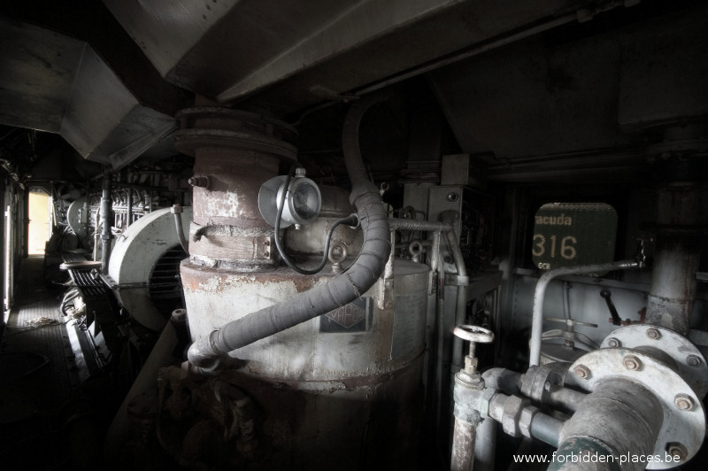 Le cimetière de locomotives - (c) Forbidden Places - Sylvain Margaine - On voit au fond la porte menant à la cabine de conduite opposée.