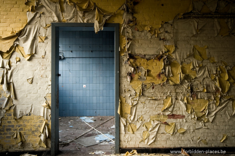 El cementerio de locomotoras - (c) Forbidden Places - Sylvain Margaine - Workers showers