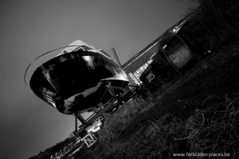 Le chantier naval - (c) Forbidden Places - Sylvain Margaine - Bateau sur cales