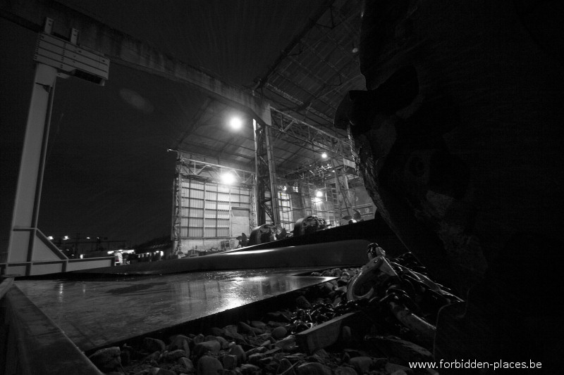 Le chantier naval - (c) Forbidden Places - Sylvain Margaine - Un ancien hangar. On soude.