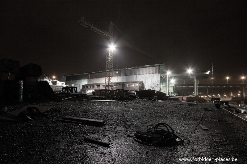 Le chantier naval - (c) Forbidden Places - Sylvain Margaine - Un peu plus loin.