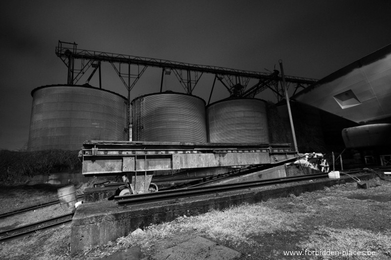 Le chantier naval - (c) Forbidden Places - Sylvain Margaine - Au bout des chantiers, des silos.