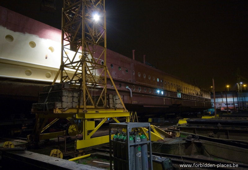Le chantier naval - (c) Forbidden Places - Sylvain Margaine - La grue et le bateau interminable.