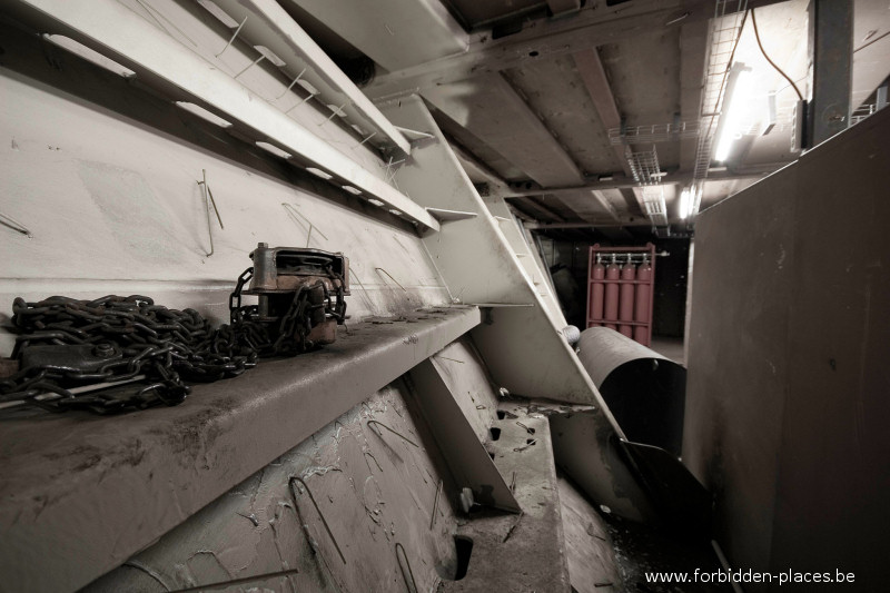 Le chantier naval - (c) Forbidden Places - Sylvain Margaine - Dans le gros bateau, la cale.