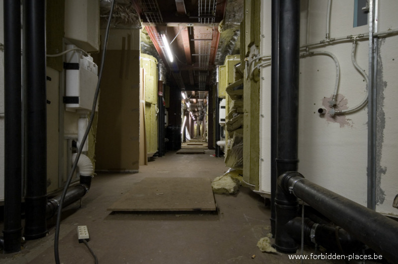 The unknown shipyard - (c) Forbidden Places - Sylvain Margaine - Cabins are bien built upstairs.