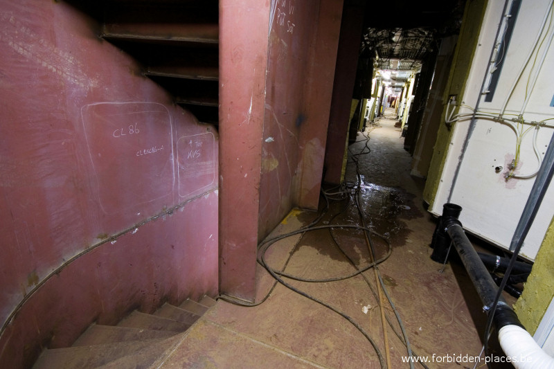 Le chantier naval - (c) Forbidden Places - Sylvain Margaine - Escalier entre 2 étages.