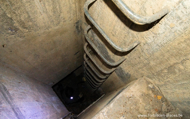 Los puentes de las autopistas - (c) Forbidden Places - Sylvain Margaine - Inside, the base of a pillar