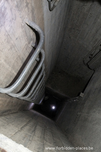 Los puentes de las autopistas - (c) Forbidden Places - Sylvain Margaine - Climbing inside a pillar