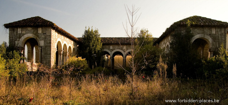 Le château Bijou - (c) Forbidden Places - Sylvain Margaine - 1 Le cloître ensoleillé