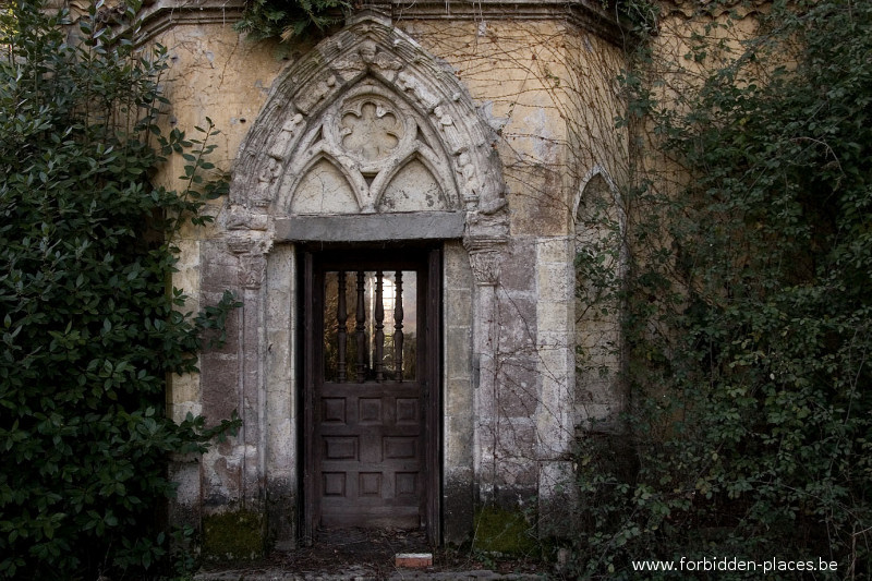 Le château Bijou - (c) Forbidden Places - Sylvain Margaine - 3 Porte de la chapelle