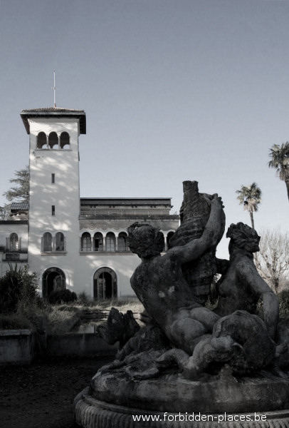 El castillo Bijou - (c) Forbidden Places - Sylvain Margaine - 6 The castle, behind the dried fountain