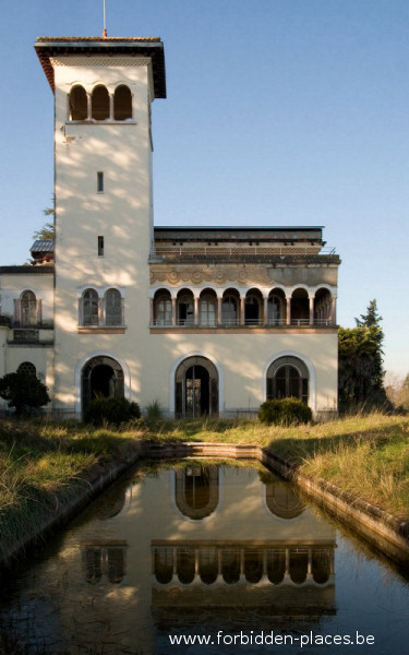 El castillo Bijou - (c) Forbidden Places - Sylvain Margaine - 7 The castle, behind the ornamental lake