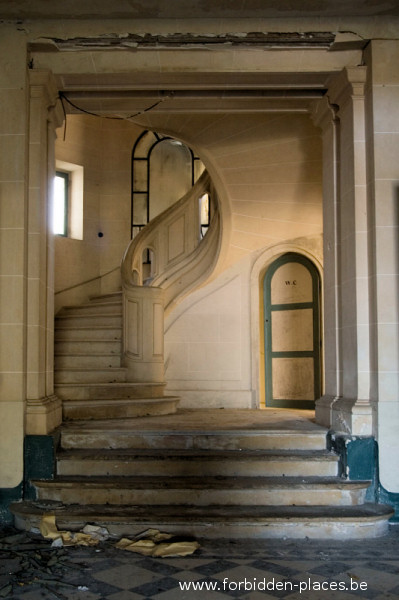 Château Bijou - (c) Forbidden Places - Sylvain Margaine - 11 Going upstairs