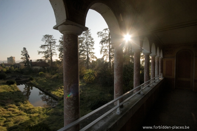 Le château Bijou - (c) Forbidden Places - Sylvain Margaine - 14 Soleil et jardin