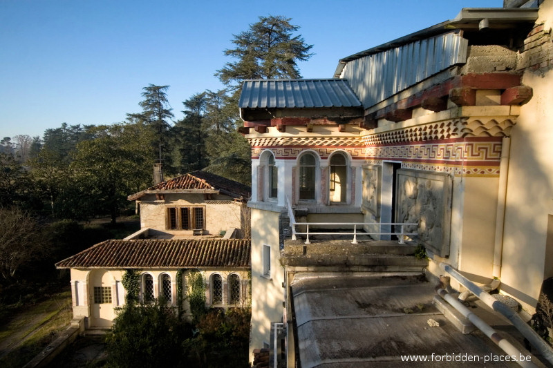 Le château Bijou - (c) Forbidden Places - Sylvain Margaine - 16 On voit ici le toit en zinc ajouté récemment, après l'incendie.