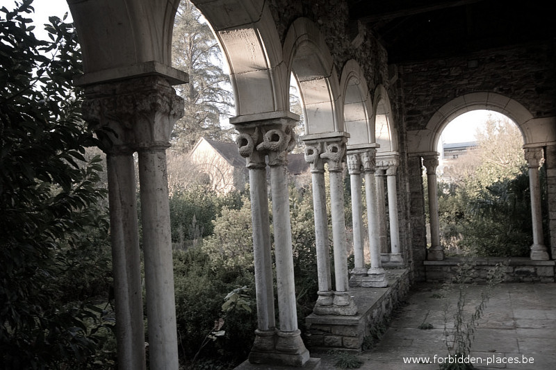 Château Bijou - (c) Forbidden Places - Sylvain Margaine - 25 the small patio