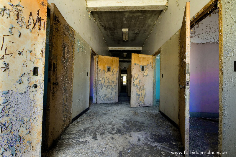 L'asile X - (c) Forbidden Places - Sylvain Margaine - 1 - Cellules colorées