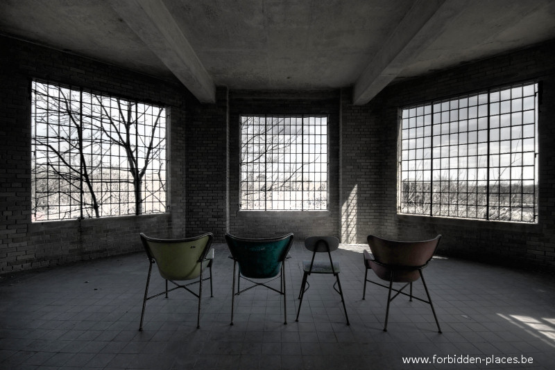L'asile X - (c) Forbidden Places - Sylvain Margaine - 14 - La terrasse, seule ouverture sur l'extérieur.