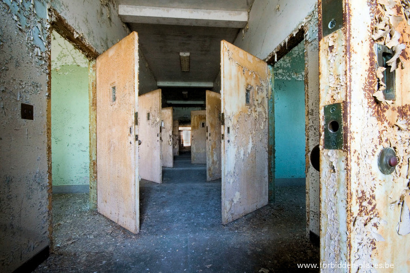 L'asile X - (c) Forbidden Places - Sylvain Margaine - 17 - Remarquez l'absence de poignée à l'intérieur de la première chambre à droite.