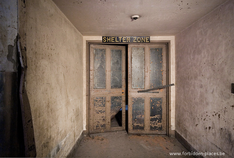 L'asile X - (c) Forbidden Places - Sylvain Margaine - 22 - On trouve dans le sous-sol un abri militaire.
