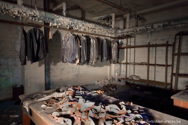 L'asile X - (c) Forbidden Places - Sylvain Margaine - 23 - Des restes (photo prise dans le noir complet)