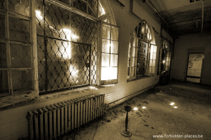 Hudson River State Hospital - (c) Forbidden Places - Sylvain Margaine - 3 - Smoking room