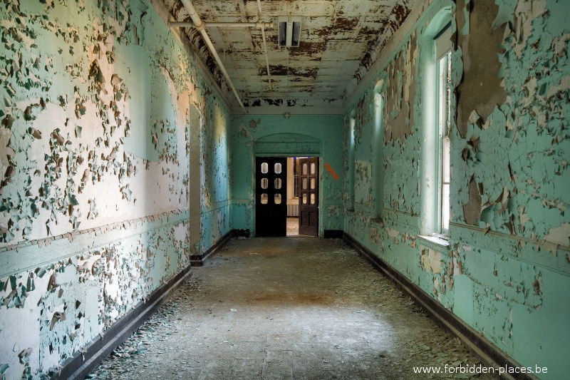 Hudson River State Hospital - (c) Forbidden Places - Sylvain Margaine - 7 - The green hall