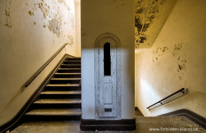 Hudson River State Hospital - (c) Forbidden Places - Sylvain Margaine - 8 - Stairway